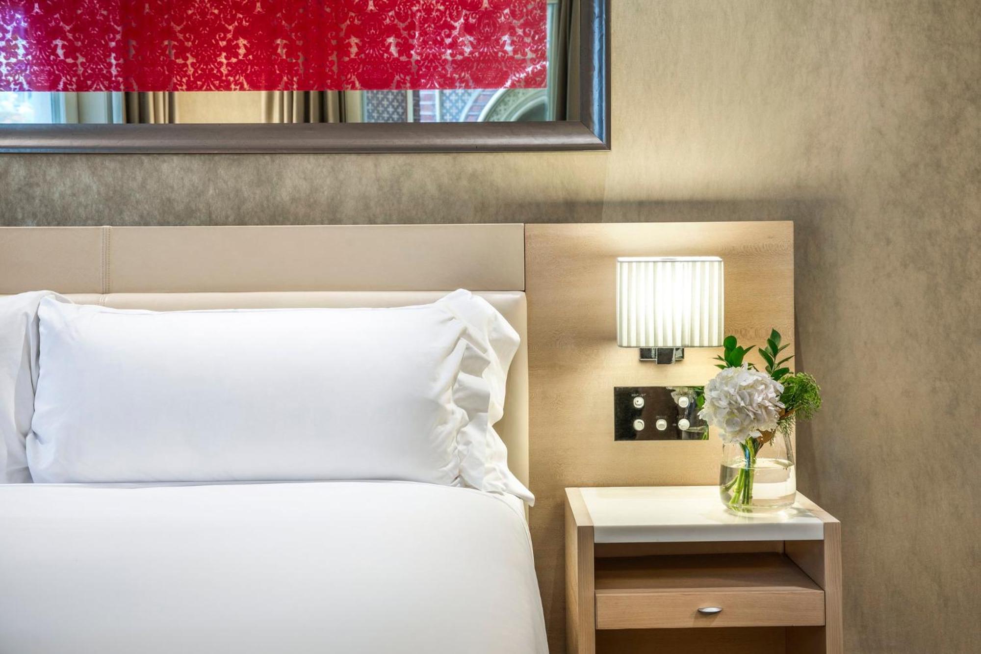 Hotel Intercontinental Melbourne The Rialto By Ihg Exterior foto A bedroom at the hotel